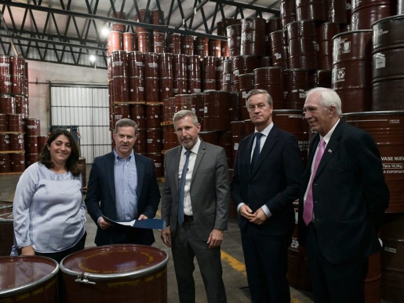 Frigerio y el embajador de la Unión Europea entregaron a Naiman Foods el certificado de adhesión al RINI