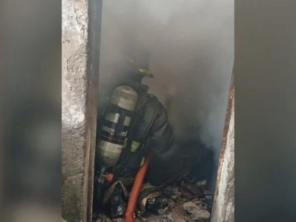 Incendio en un depósito de la ciudad de Santa Fe: el fuego afectó a una vivienda lindera y trabajaron los bomberos
