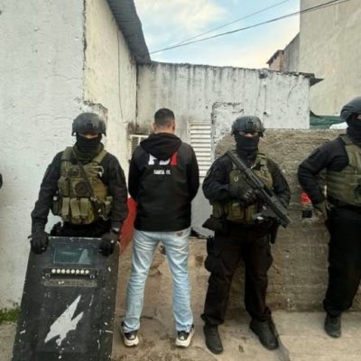 Detuvieron a dos hombres acusados de atacar a piedrazos la casa de una vecina en barrio Los Hornos