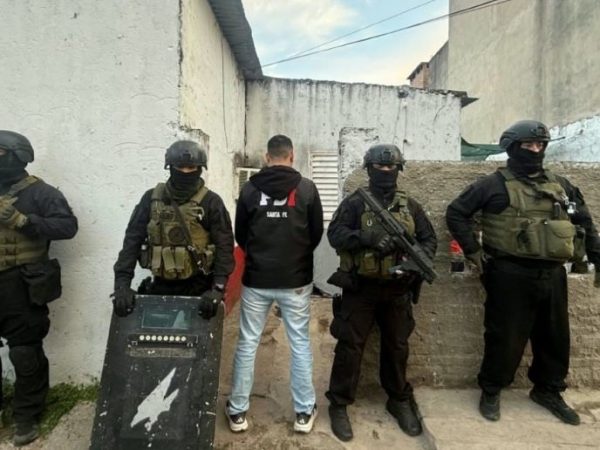 Detuvieron a dos hombres acusados de atacar a piedrazos la casa de una vecina en barrio Los Hornos