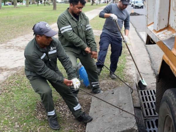 La Municipalidad refuerza la limpieza de desagües en distintos barrios de la ciudad de Santa Fe ante la alerta por lluvias