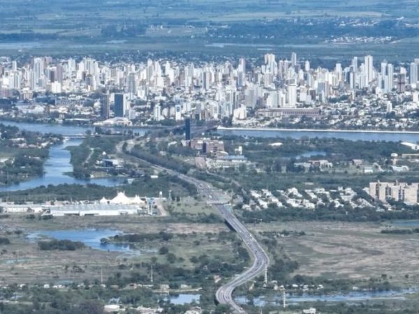 Crecida del río Paraná en Santa Fe: reportan familias evacuadas y avanza el agua en la costa