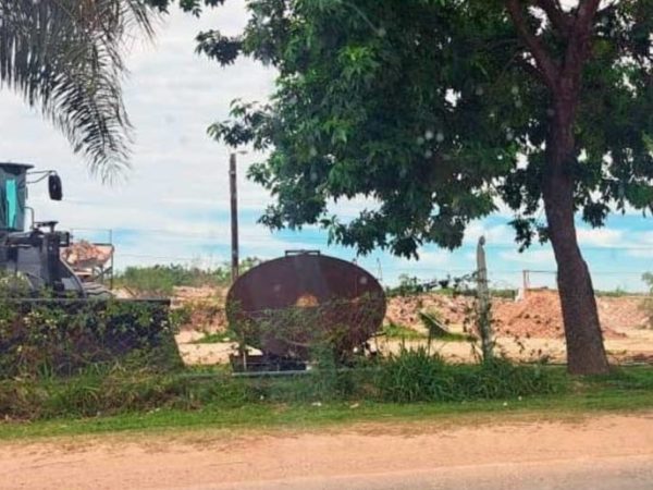 Continúan arrojando escombros en el clausurado corralón Méjico pese a la intervención judicial