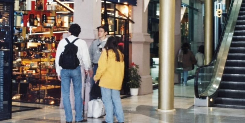 Fotos inéditas del histórico shopping Plaza Ritz de Santa Fe: cómo instalaron la escalera mecánica