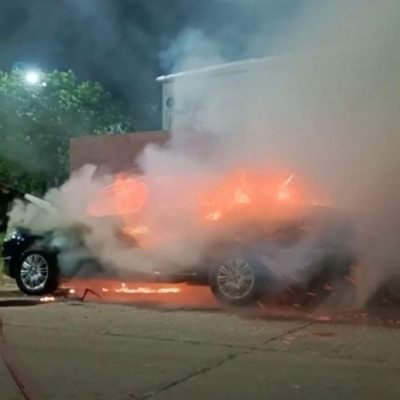Incendio total de un automóvil en la madrugada santafesina: intervinieron los bomberos