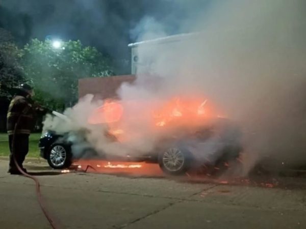 Incendio total de un automóvil en la madrugada santafesina: intervinieron los bomberos