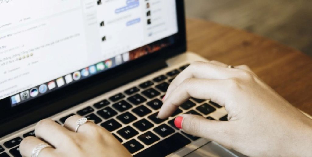 Condenaron a un vecino a pagar 1,45 millones de pesos por insultar y agraviar a una mujer en Facebook